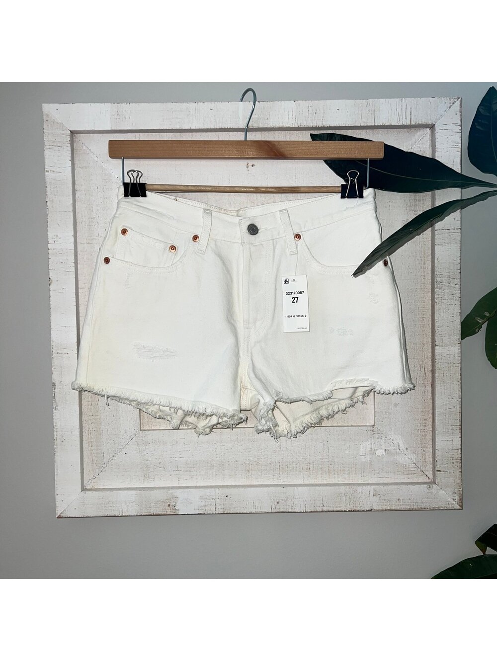 NWT Levi’s 501 white Jean Shorts 27 323170057